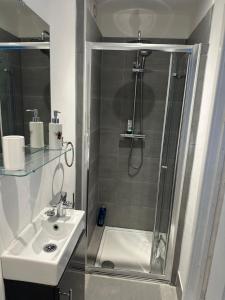ロンドンにあるSelf-contained en-suite room very close to Wembley stadiumのシャワーと洗面台付きのバスルーム