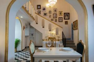 une salle à manger avec une table et un escalier dans l'établissement Casa Zepeda, à Atlixco