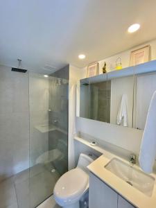 een badkamer met een toilet, een wastafel en een douche bij Hermoso y acogedor loft cerca Estación Estrella in Sabaneta