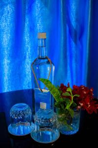 アンボセリにあるLittle Amanya Campの水のボトルと赤い花瓶