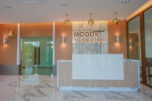 Ban Phayom的住宿－MOODs Boutique Hotel，大楼中央带桌子的大堂