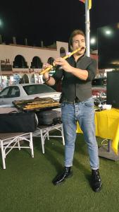 Um homem está a segurar um taco de basebol. em Lamera Hotel em Hurghada