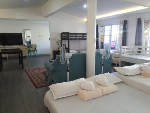 TV a/nebo společenská místnost v ubytování KUROSHARA Beach Resort