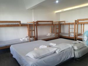 Cette chambre comprend 3 lits superposés. dans l'établissement KUROSHARA Beach Resort, à Bolinao