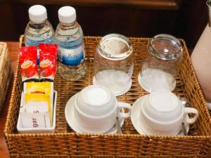 un cestino con tazze, piatti e bottiglie d'acqua di Mohasal Angkor Boutique a Siem Reap