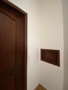 um quarto com uma porta e uma parede em Hotel&Salón RG em Tlapacoyan