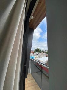 uma vista para uma varanda a partir de um edifício com uma janela em Hotel&Salón RG em Tlapacoyan