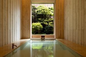 a room with a swimming pool with a window at Mikuniya in Toyooka