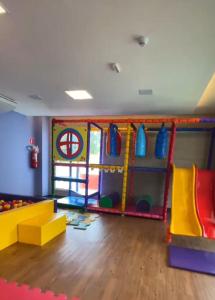 a room with a play room with a play gym at São Pedro Thermas Resort in São Pedro