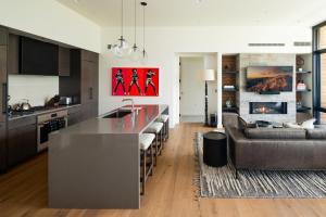 een keuken en een woonkamer met een keukeneiland en een bank bij 225 LakeLodge by Moonlight Basin Lodging in Big Sky