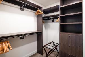 een inloopkast met zwarte planken en een stoel bij 225 LakeLodge by Moonlight Basin Lodging in Big Sky +21 foto's