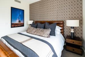 een slaapkamer met een bed met een bruin hoofdeinde bij 225 LakeLodge by Moonlight Basin Lodging in Big Sky