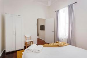 um quarto branco com uma cama e uma janela em Rosa's Place 3 Sth Beach Villa em South Fremantle