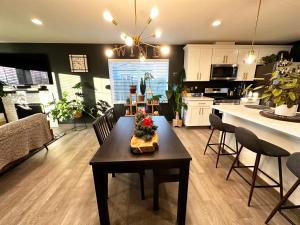 uma cozinha e sala de estar com mesa e cadeiras em Central Tacoma Homestay with breakfast included -private room- em Tacoma