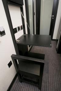 a black desk in a room with a mirror at Great St Helen Hotel in London