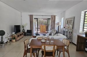 Μια τηλεόραση ή/και κέντρο ψυχαγωγίας στο Grand Bay Luxury Villa with Pool & Garden