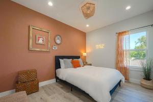 Un dormitorio con una cama grande y una ventana en Boho Chic Retreat with Unique Photo Op, King Bed, Private Backyard & Free Parking - 8 Mins from Downtown! en Houston