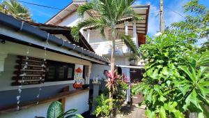 Un jardín fuera de Bandulas Beach House