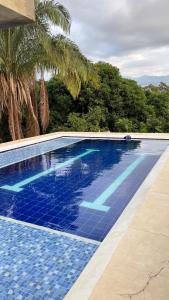 Villa Gabritali في لا ميسا: مسبح ازرق مع نخل في الخلف
