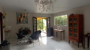 Pousada do Didi Chapada dos Guimaraes. في شابادا دوس غيماريش: غرفة معيشة مع كراسي وطاولة وثريا