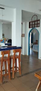 - une salle à manger avec une table et des chaises dans l'établissement Luna del Mar, à San Silvestre
