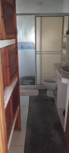 La salle de bains est pourvue de toilettes et d'une porte de douche en verre. dans l'établissement Luna del Mar, à San Silvestre