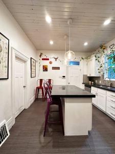 une cuisine avec des placards blancs et un comptoir noir dans l'établissement Homey & Historic Salt Lake City, à Salt Lake City