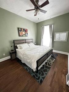 - une chambre avec un lit et un ventilateur de plafond dans l'établissement Homey & Historic Salt Lake City, à Salt Lake City