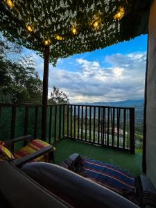聖法蘭西斯科的住宿－Mirador La Colina，阳台配有桌椅,享有风景。