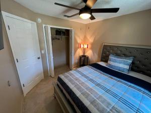 - une chambre avec un lit et un ventilateur de plafond dans l'établissement Beautiful Modern 3 BR House - Downtown Orlando, à Orlando