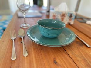 uma mesa com uma tigela, um prato e um copo em Lakeside Retreat em Cromwell