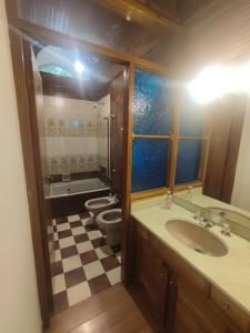 łazienka z 2 umywalkami i 2 toaletami w pokoju w obiekcie Casa Roble w mieście Barraquero
