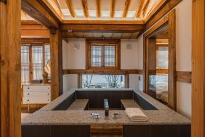 ソウルにあるLuxury Hanok Subtle Graceのバスルーム(大型バスタブ、シンク付)