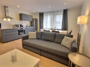 uma sala de estar com um sofá e uma cozinha em Appartement Colmar, 3 pièces, 6 personnes - FR-1-722-4 em Colmar