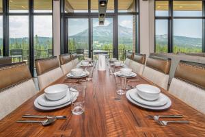 A restaurant or other place to eat at 202 LakeLodge by Moonlight Basin Lodging