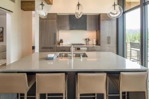 A kitchen or kitchenette at 202 LakeLodge by Moonlight Basin Lodging