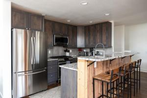 A kitchen or kitchenette at Saddle Ridge D1 by Moonlight Basin Lodging