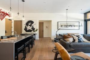 een keuken en woonkamer met een bank en een tafel bij 215 LakeLodge by Moonlight Basin Lodging in Big Sky