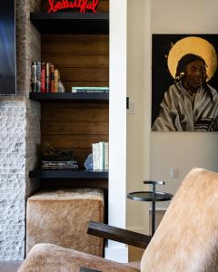 een woonkamer met een tafel en een schilderij aan de muur bij 215 LakeLodge by Moonlight Basin Lodging in Big Sky