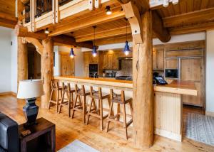 una cocina con barra en una cabaña de madera en Penthouse 3 by Moonlight Basin Lodging en Big Sky