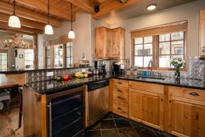 Una cocina o cocineta en 5 Hidden Trail by Moonlight Basin Lodging