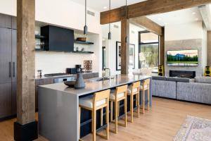 een open keuken met een groot eiland met barkrukken bij 232 LakeLodge by Moonlight Basin Lodging in Big Sky