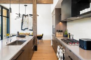 een keuken met roestvrijstalen apparatuur en een eetkamer bij 232 LakeLodge by Moonlight Basin Lodging in Big Sky