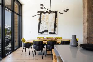 een eetkamer met een tafel en stoelen bij 232 LakeLodge by Moonlight Basin Lodging in Big Sky