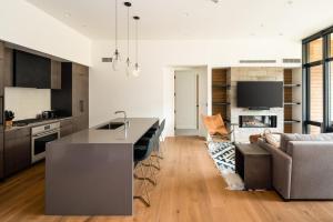 een keuken en woonkamer met een bank en een tafel bij 221 LakeLodge by Moonlight Basin Lodging in Big Sky
