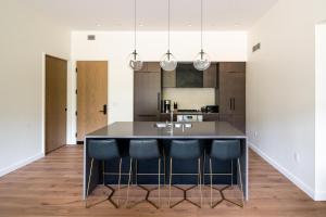 A kitchen or kitchenette at 221 LakeLodge by Moonlight Basin Lodging