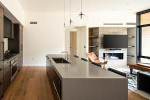 een keuken met een groot wit eiland in een kamer bij 221 LakeLodge by Moonlight Basin Lodging in Big Sky