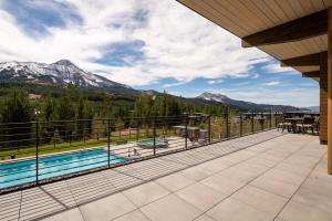 een balkon met uitzicht op de bergen bij 212 LakeLodge by Moonlight Basin Lodging in Big Sky