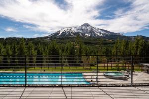 een berg in de verte met een zwembad bij 212 LakeLodge by Moonlight Basin Lodging in Big Sky +14 foto's