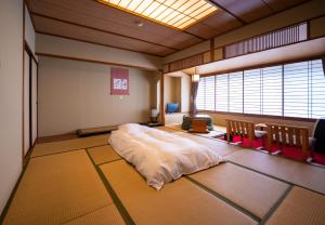 ein Zimmer mit einem Bett in der Mitte eines Zimmers in der Unterkunft Sakahijiri Nikko in Nikko